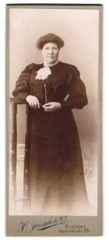 Fotografie H. Joseph & Co., Rixdorf, Berlinerstr. 55, Porträt einer Dame mit elegantem Kleid