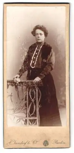 Fotografie R. Jandorf &amp Co., Berlin, Frau in elegantem Kleid mit Blumenstrauss