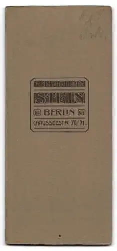 Fotografie Stein, Berlin, Chausseestr. 70 /71, Eleganter Herr im Anzug