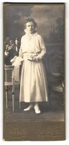 Fotografie William Roth, Berlin, Skalitzerstrasse 54, Junge Frau mit Blumenarrangement