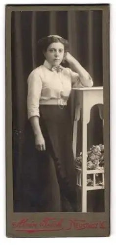 Fotografie Alwin Teich, Neustadt i. S., Frau mit Tisch und Blumenarrangement