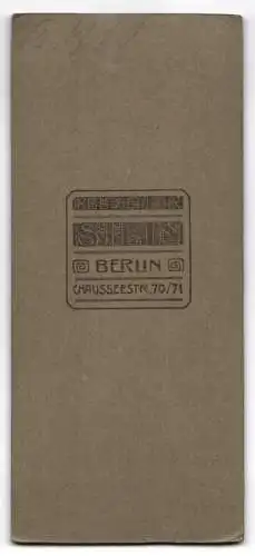 Fotografie Atelier Stein, Berlin, Chausseestr. 70 /71, Jugendlicher mit Buch