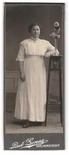 Fotografie Paul Lorenz, Wolmirstedt, Frau in elegantem Kleid mit Blumenarrangement