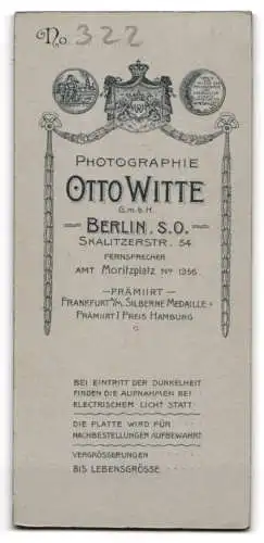 Fotografie Otto Witte, Berlin, Skalitzerstr. 54, Junge mit Anzug und Buch