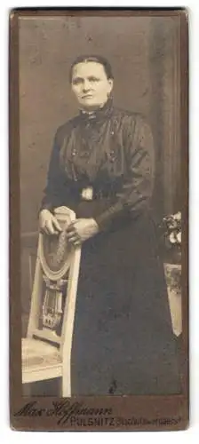 Fotografie Max Hoffmann, Pulsnitz, Bischofswerdaerstrasse, Frau in dunklem Kleid