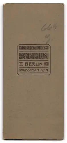 Fotografie Atelier Stein, Berlin, Chausseestrasse 70 /71, Porträt eines eleganten Herrn