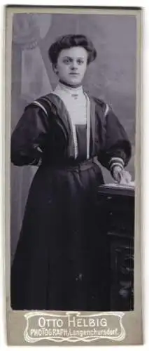 Fotografie Otto Helbig, Langenchursdorf, Elegante Dame im dunklen Kleid