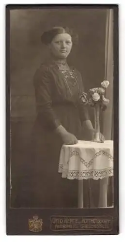 Fotografie Otto Hertel, Freiberg i/S, Erbische Str. 11, Junge Frau mit Blumenvase