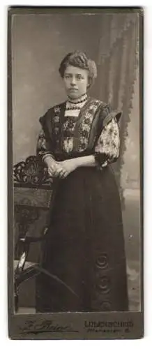 Fotografie Z. Beine, Lüdenscheid, Altenaerstr. 8, Frau in besticktem Kleid