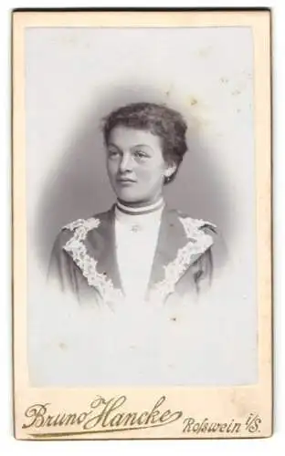 Fotografie Bruno Hancke, Rosswein, Brückenplatz, Portrait einer elegant gekleideten Frau