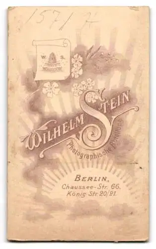 Fotografie Wilhelm Stein, Berlin, Chausseestrasse 66, Eleganter junger Mann im Anzug