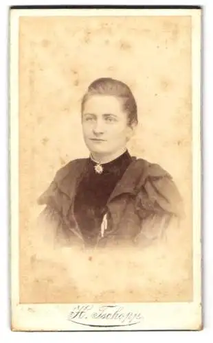 Fotografie H. Tschopp, Wyl, Obere Mühle am Weier, Porträt einer Dame in elegantem Kleid