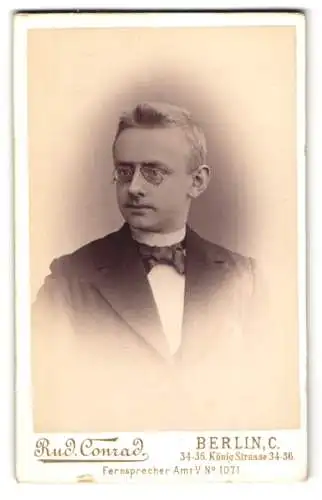 Fotografie Rud. Conrad, Berlin, Königstrasse 34-36, Portrait eines Herrn mit Brille