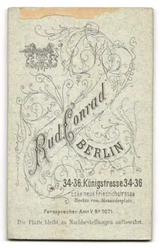 Fotografie Rud. Conrad, Berlin, Königstrasse 34-36, Portrait eines Herrn mit Brille