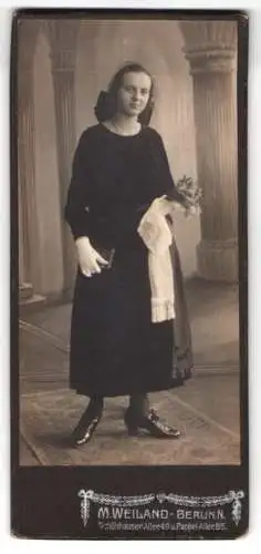 Fotografie M. Weiland, Berlin, Schönhauser Allee 49, Junge Frau mit Blumenstrauss