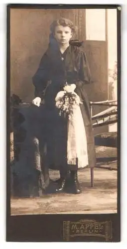 Fotografie M. Appel, Berlin, Neue Königstr. 2, Mädchen mit Blumenstrauss