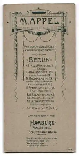 Fotografie M. Appel, Berlin, Neue Königstr. 2, Mädchen mit Blumenstrauss