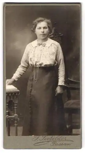 Fotografie F. Seefelder, Passau, Elegante Dame mit gemusterter Bluse