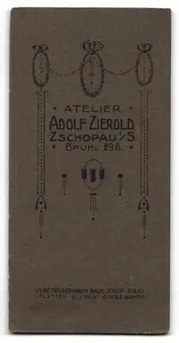 Fotografie Adolf Zierold, Zschopau, Brühl 296, Eleganter junger Mann mit Buch