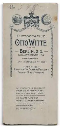 Fotografie Otto Witte, Berlin, Skalitzer Str. 54, Mädchen mit Blumenstrauss