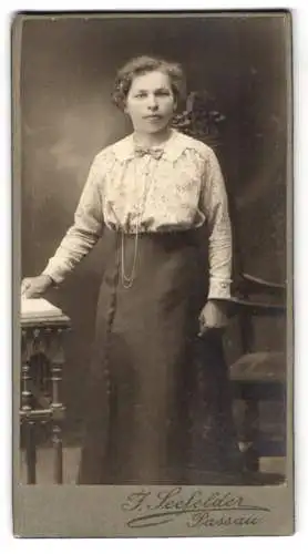 Fotografie F. Seefelder, Passau, Frau im eleganten Kleid mit Kette