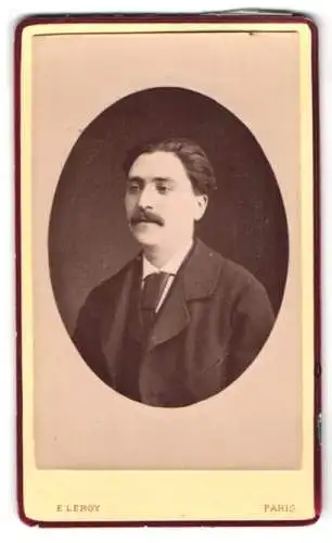 Fotografie E. Leroy, Paris, Rue de Rivoli 49, Portrait eines eleganten Herrn