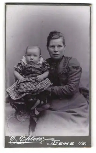 Fotografie C. Ohlers, Lehe, Frau mit kleinem Kind