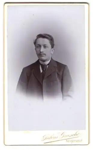 Fotografie Julius Grusche, Neugersdorf, Porträt eines jungen Mannes