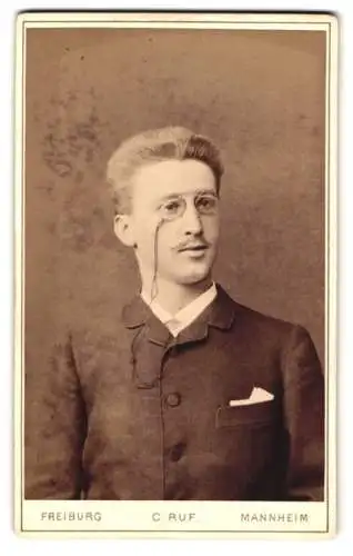 Fotografie C. Ruf, Freiburg, Ludwigstrasse 2, Porträt eines jungen Mannes mit Brille