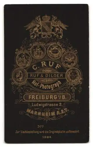 Fotografie C. Ruf, Freiburg, Ludwigstrasse 2, Porträt eines jungen Mannes mit Brille