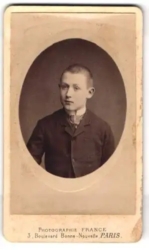 Fotografie Photographie France, Paris, Boulevard Bonne-Nouvelle 3, Portrait eines Jungen