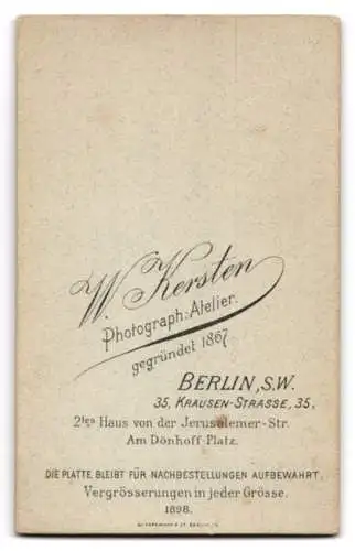 Fotografie W. Kersten, Berlin, Krausen-Strasse 35, Porträt einer Dame mit elegantem Kleid