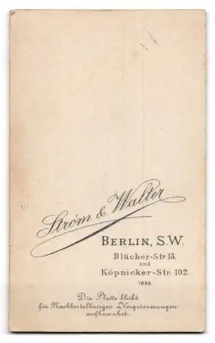 Fotografie Ström & Walter, Berlin, Blücherstr. 13, Portrait einer Dame in modischer Kleidung