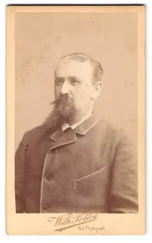 Fotografie Wilh. Pöllot, Darmstadt, Hügelstrasse 59, Portrait eines Herrn mit Bart