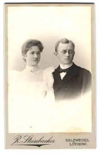 Fotografie R. Steinbacher, Salzwedel, Porträt eines eleganten Paares