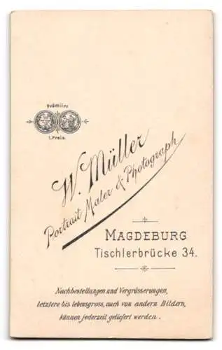 Fotografie W. Müller, Magdeburg, Tischlerbrücke 34, Porträt einer Frau in hochgeschlossenem Kleid