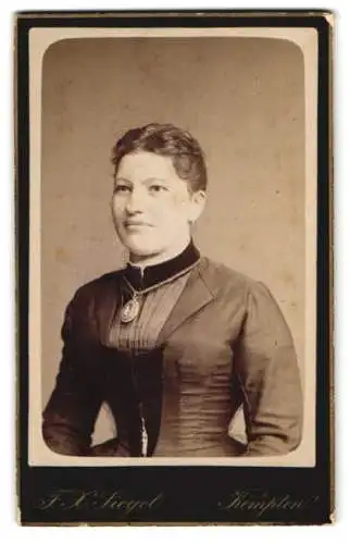 Fotografie F.X. Siegel, Kempten, Kötterner Strasse, Portrait einer Dame in tailliertem Kleid