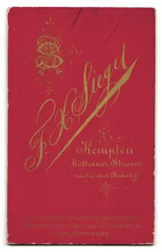 Fotografie F.X. Siegel, Kempten, Kötterner Strasse, Portrait einer Dame in tailliertem Kleid