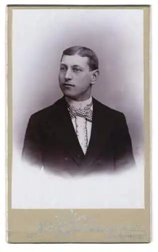 Fotografie H. Hahn, Ronneburg, Portrait eines jungen Mannes