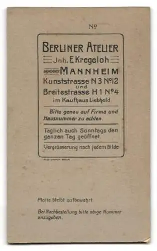 Fotografie Berliner Atelier, Mannheim, Kunststrasse N3 Nr. 12, Kleinkind auf einem Stuhl