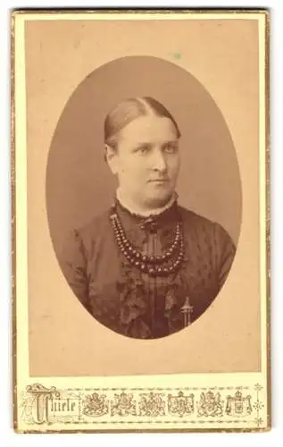 Fotografie Hugo Thiele, Frankfurt am Main, Kaiserstr. 29, Portrait einer Dame mit Halskette