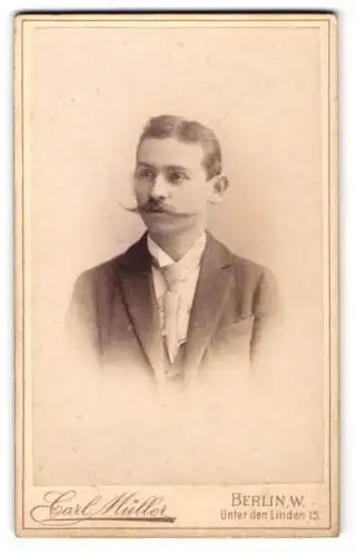 Fotografie Carl Müller, Berlin, Unter den Linden 15, Portrait eines eleganten Mannes mit Schnurrbart