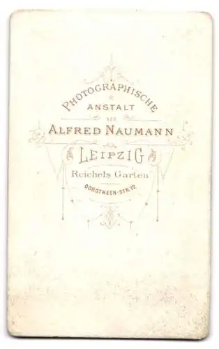 Fotografie A. Naumann, Leipzig, Dorotheen-Str. 12, Porträt eines Mannes in Anzug