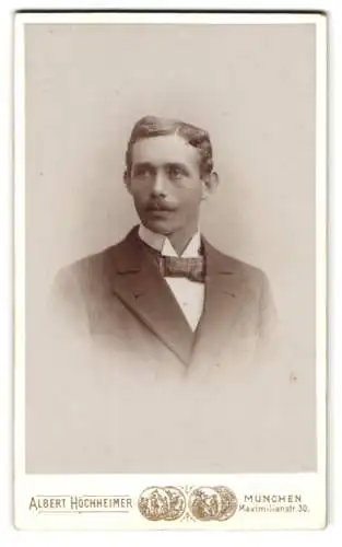 Fotografie Albert Höchheimer, München, Maximilianstr. 30, Porträt eines eleganten Herrn