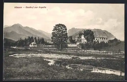 AK Kössen, Gasthof zur Kapelle mit Umgebung und Gebirgspanorama