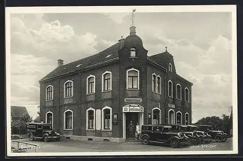 AK Eversael /Orsoy, Restaurant Schützenhaus, Gebäudeansicht mit Familie im Eingang, Automobile