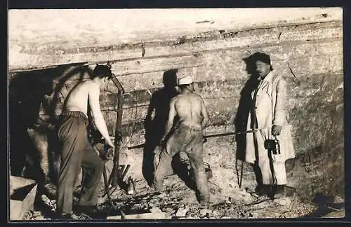 Foto-AK Wittelsheim, Bergmänner mit ihrer Ausrüstung in der Grube Amélie