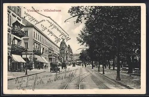 AK Wiesbaden, Partie in der Wilhelmstrasse mit Autos und Geschäften