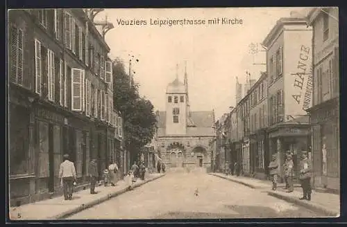 AK Vouziers, Leipziger Strasse mit Kirche