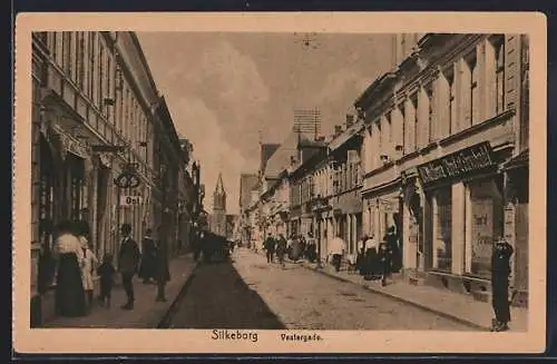 AK Silkeborg, Vestergade, Strassenpartie mit Pferdekutsche, Blick auf Kirche